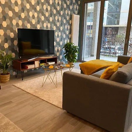 Bright And Chic In Lux Appartement