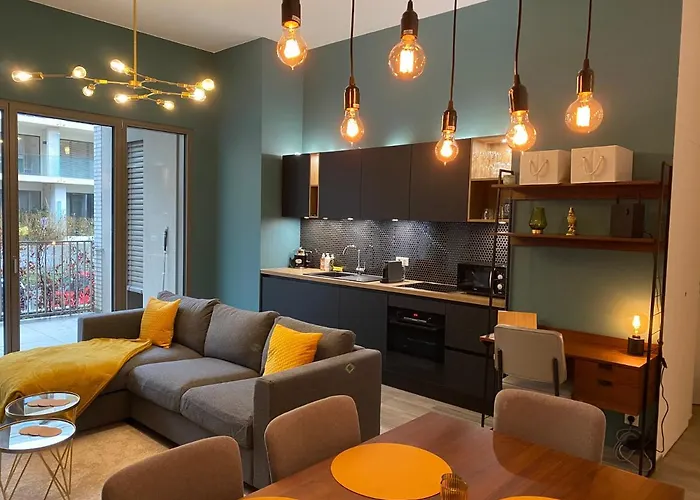 Bright And Chic In Lux *